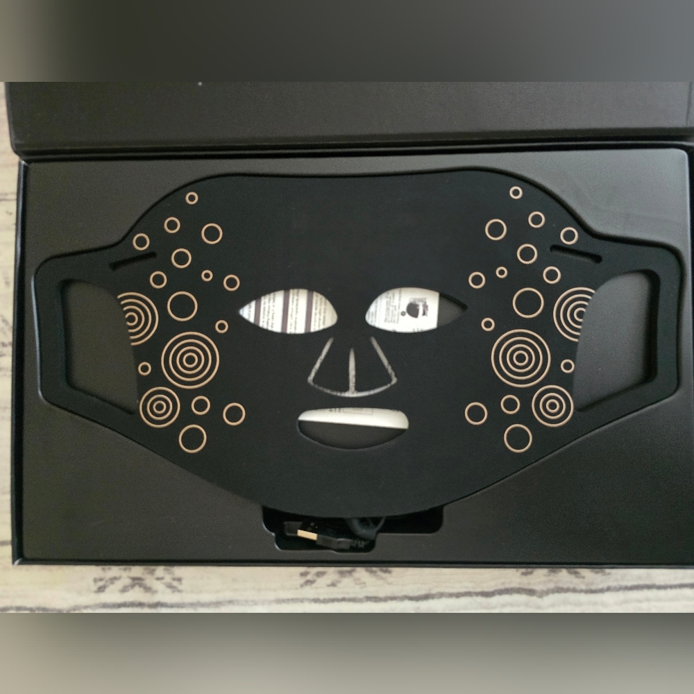 New LED Beauty Light Therapy Silicone Mask For Face With 7 Color Functions - Picture 3 of 7